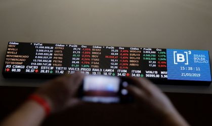 Ibovespa fecha com queda de 0,51% em dia de correção e à espera do Fed; dólar cai para R$ 4,86