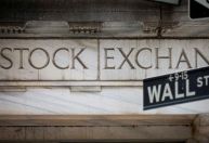 Wall Street fecha em baixa, acumulando perdas de 1% na semana, com medo por economia em meio a aperto global
