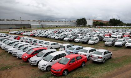 Pátio de veículos da Volkswagen, em Taubaté (SP)