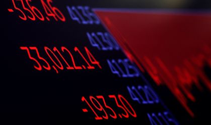 Ibovespa fecha em queda de 0,72% com movimento de correção e à espera da CMN; dólar sobe a R$ 4,85