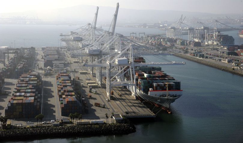 Navio porta-contêineres atracado nos portos de Los Angeles e Long Beach, Califórnia / 06/02/2015 REUTERS/Bob Riha Jr