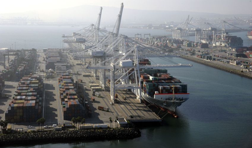 Navio porta-contêineres atracado nos portos de Los Angeles e Long Beach, Califórnia / 06/02/2015 REUTERS/Bob Riha Jr