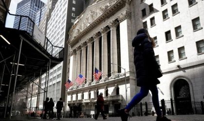 Wall Street fecha em baixa, com decepção sobre corte de juros na China e Tesla atenuando perda do Nasdaq