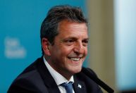 Dupla batalha: Massa busca conquistar Presidência da Argentina enquanto lida com crise econômica