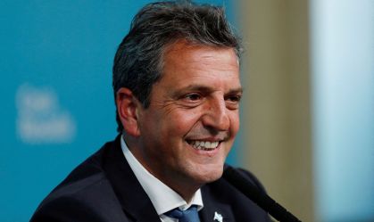 Dupla batalha: Massa busca conquistar Presidência da Argentina enquanto lida com crise econômica