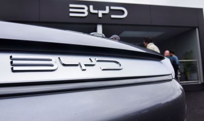 Com salto de 80% no lucro em 2023, BYD ultrapassa Tesla como maior vendedora de carros elétricos