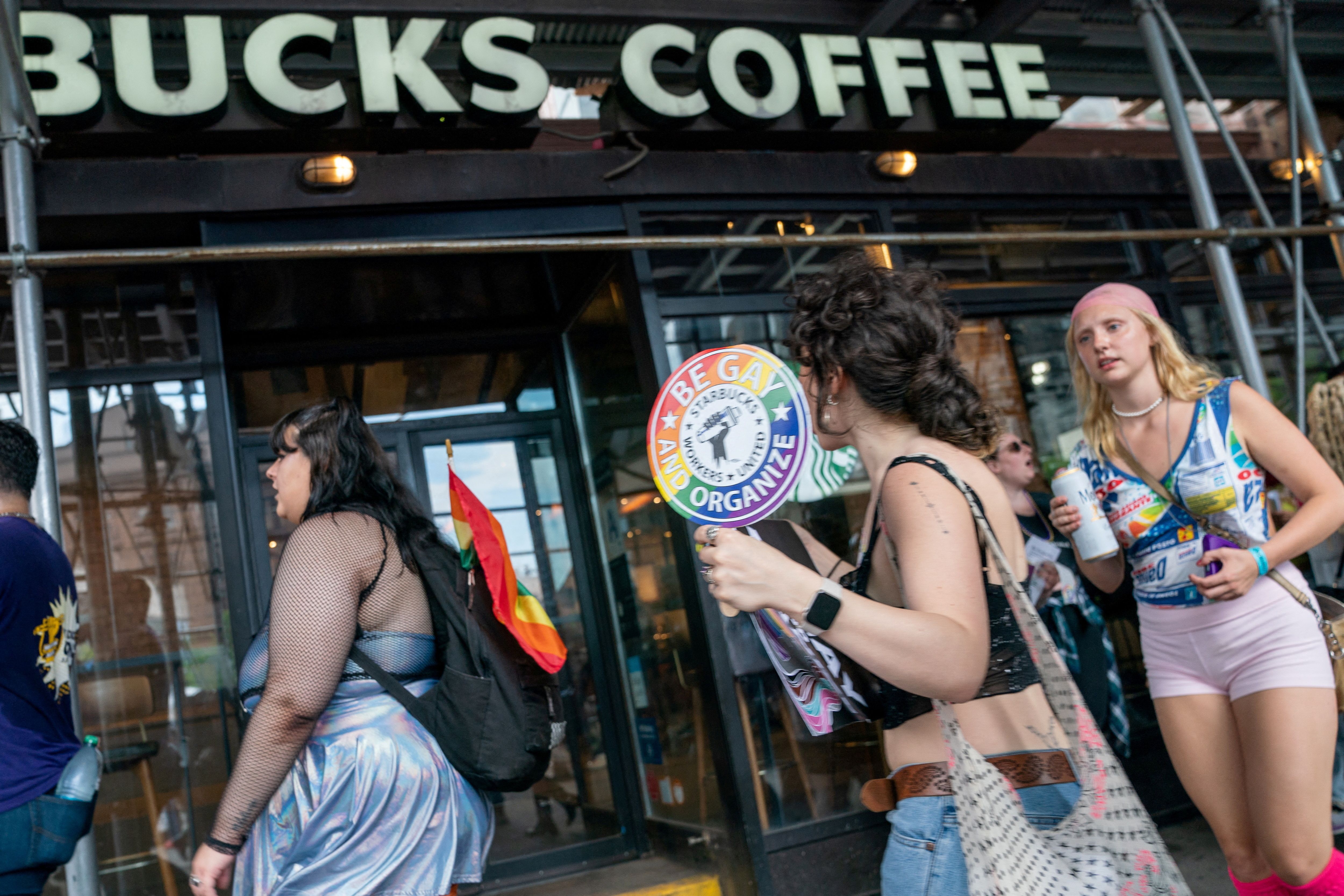 Funcionários da Starbucks protestam do lado de fora de loja