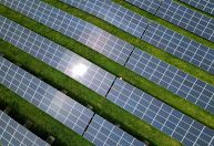 EUA miram painéis solares asiáticos com tarifas de até 3.500%; entenda