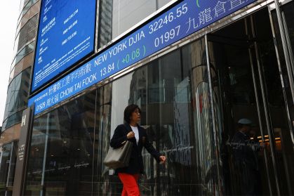 Telão em Hong Kong mostra cotação do índice Hang Seng