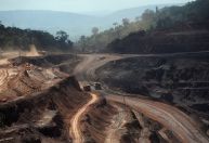 Temores com setor imobiliário e cortes na produção de aço da China derrubam commodities