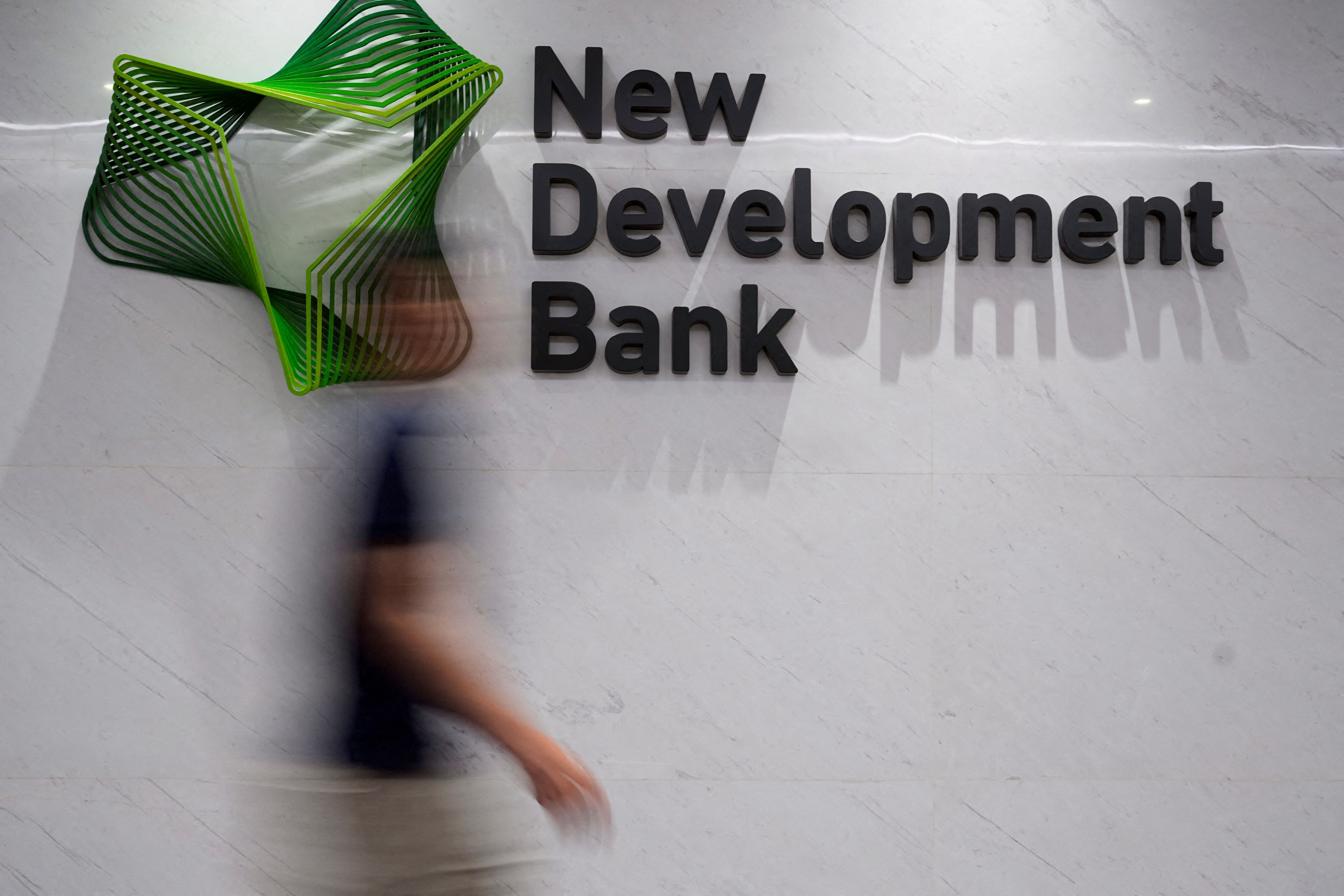 Logo do Novo Banco de Desenvolvimento em sua sede em