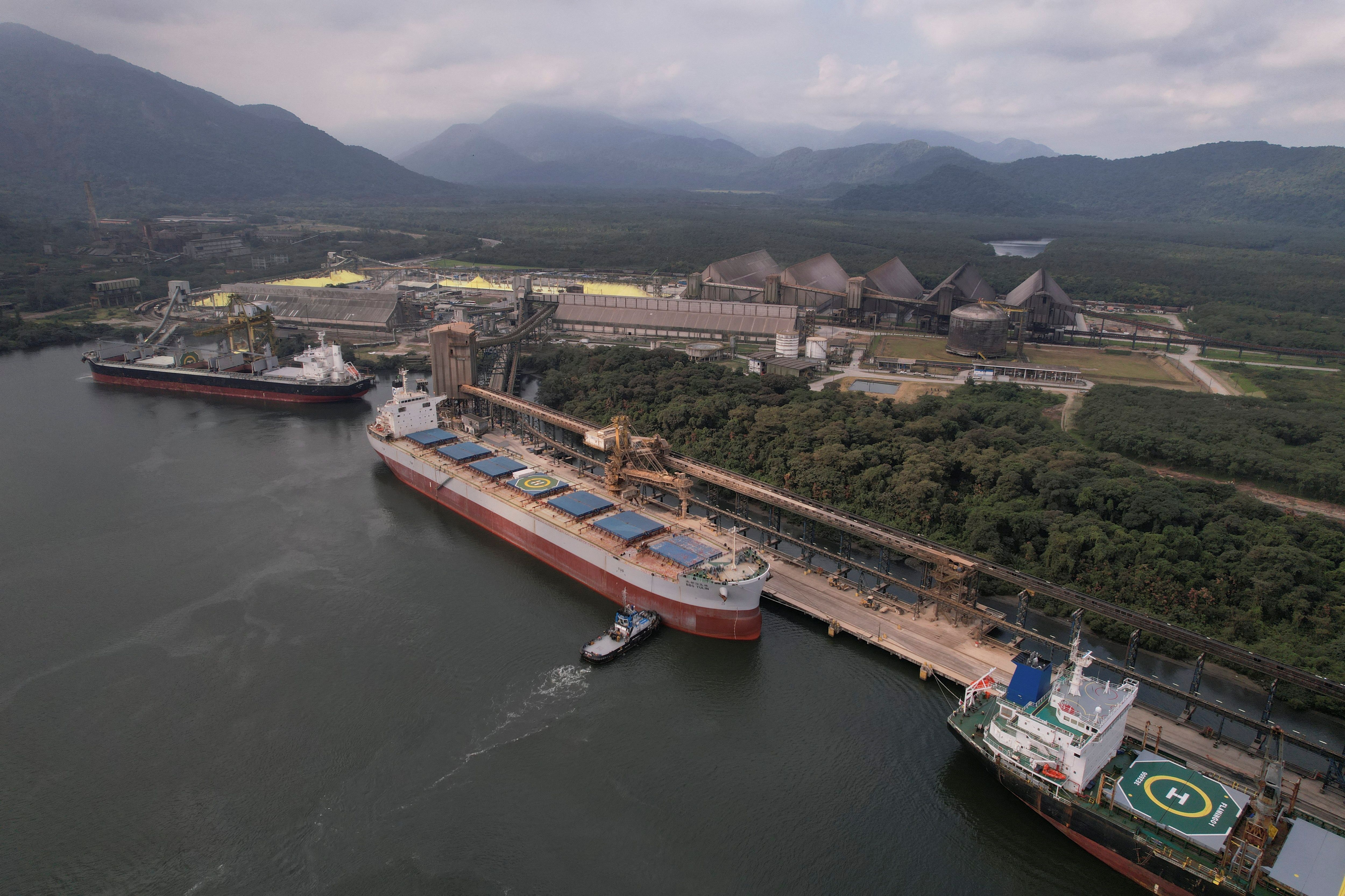 Navios e armazéns contendo grãos e açúcar no porto de