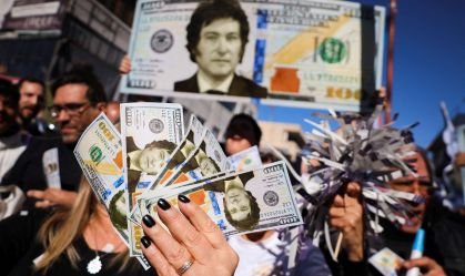 Milei adia medidas e BC anuncia restrição à compra de dólares na Argentina