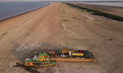 Seca histórica na região Amazônica interrompe navegação de barcaças de grãos