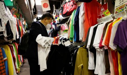 Homem compra roupas em loja em Tóquio