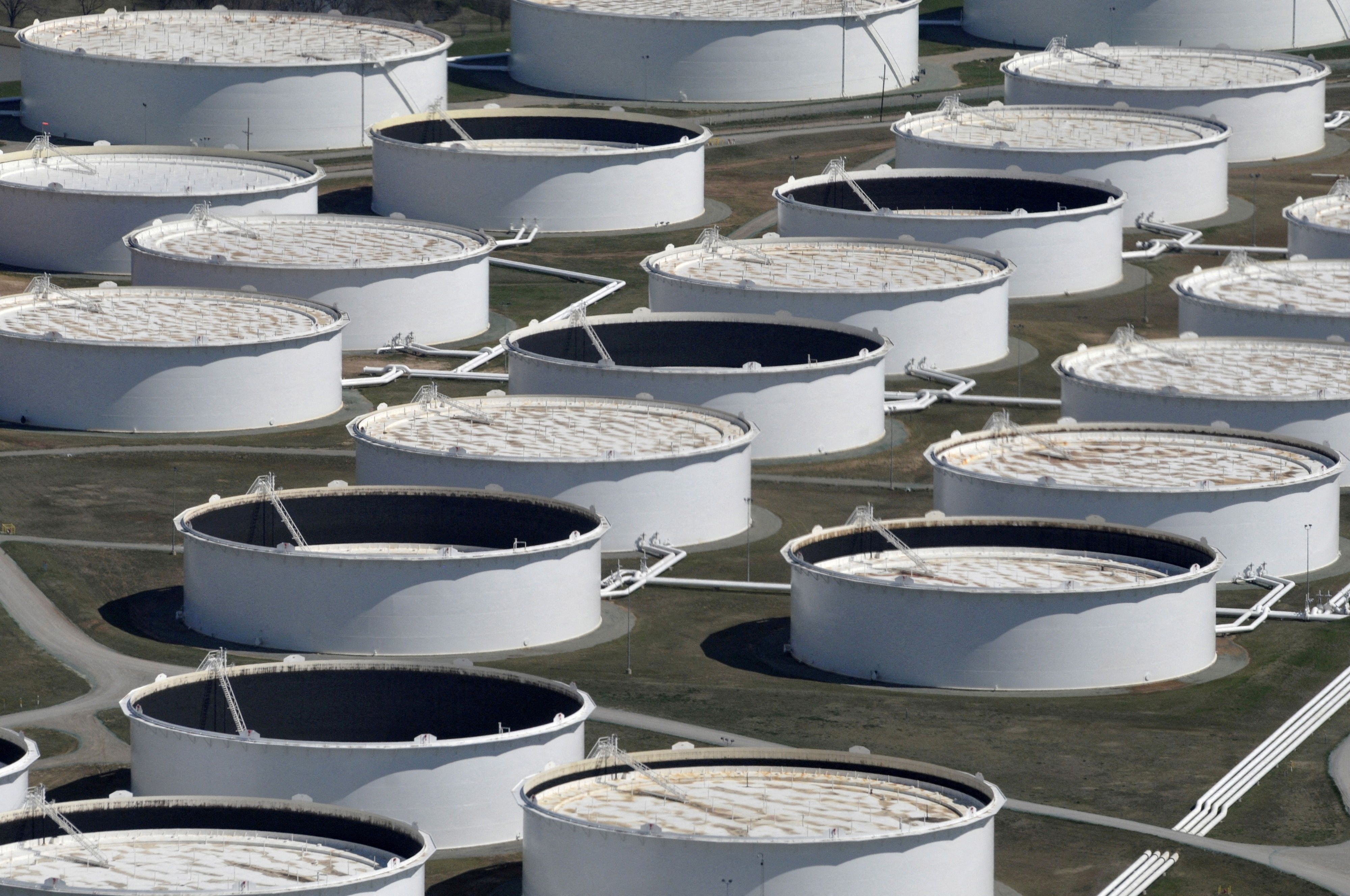 Tanques de armazenamento de petróleo bruto no centro petrolífero de Cushing, Oklahoma, EUA