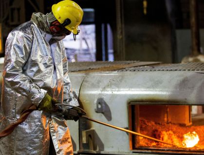 Funcionário trabalha em fábrica da Usiminas em Ipatinga, Minas Gerais
