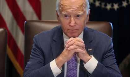 Aprovação de Biden se mantém próxima ao nível mais baixo no mandato, diz pesquisa