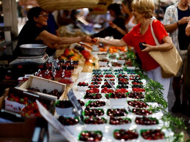 Consumdores compram frutas em mercado em Nice, na França