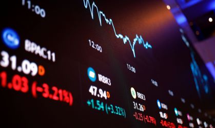 Ibovespa fecha semana com alta de 2%; dólar tem ligeira alta de 0,35%