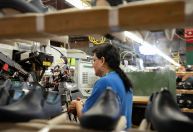 Setor industrial dos EUA contrai em outubro com queda na demanda e emprego