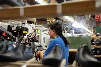 Mulher trabalha em fábrica de sapatos em Del Rio, Texas, EUA