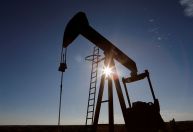 Petróleo sobe mais de 1% após previsão de aumento da demanda pela Opep