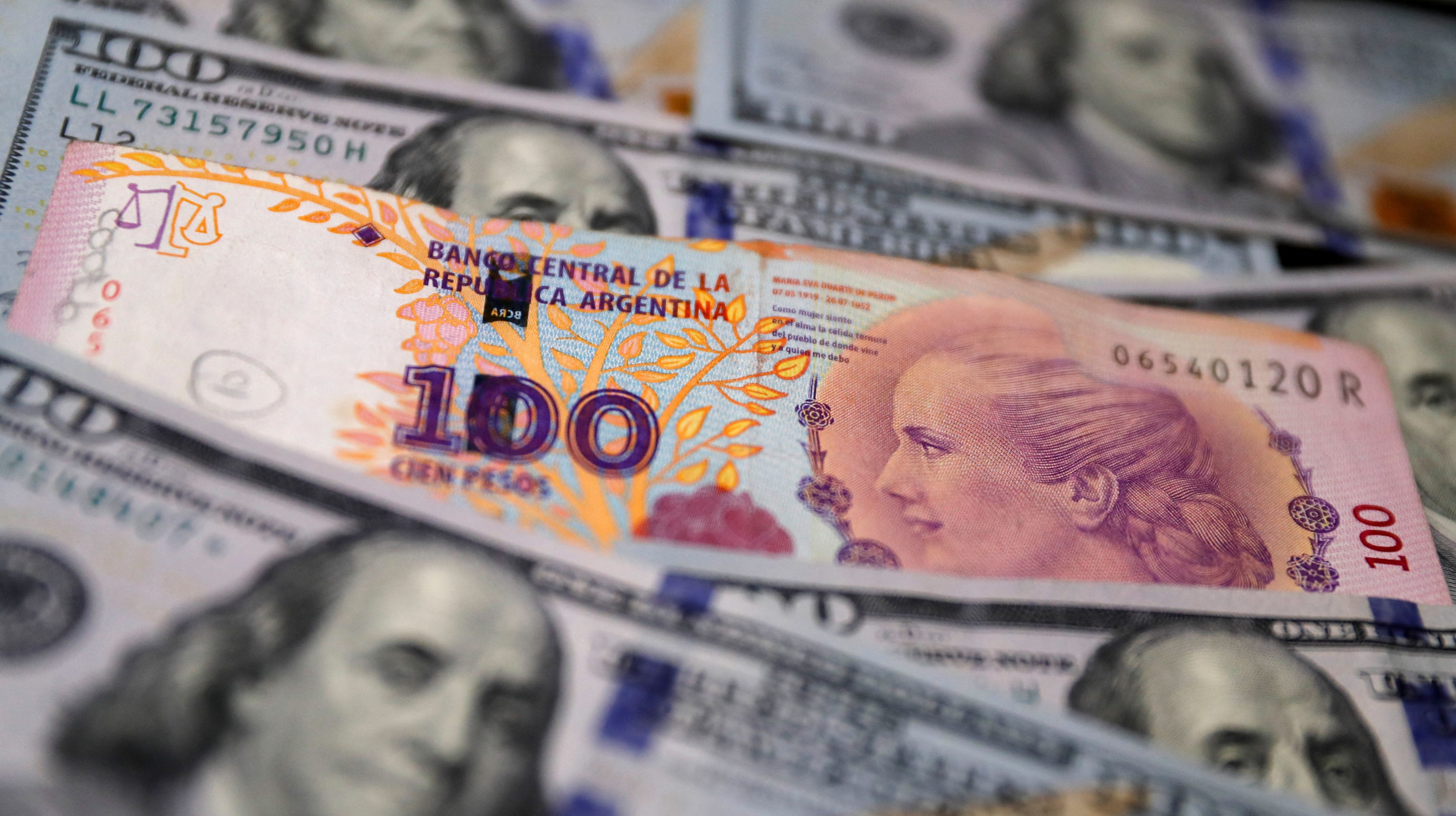 Notas de dólar e peso argentino