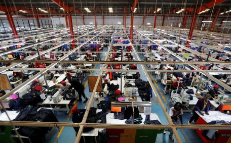 Trabalhadores em indústria têxtil