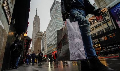 Economia dos EUA encolhe ligeiramente menos do que estimativa no 1º tri