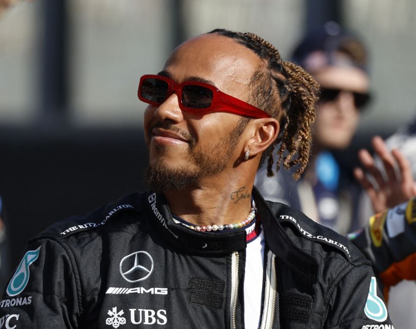 Lewis Hamilton, da Mercedes, antes da corrida no Grande Prêmio de Fórmula 1 em Abu Dhabi, Emirados Árabes Unidos 26/11/2023 REUTERS/Hamad I Mohammed
