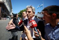 Caputo anuncia forte desvalorização do peso e corte de subsídios para conter crise na Argentina