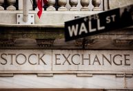 Ações em Wall Street fecham em queda forte após dados da inflação diminuírem esperança de cortes dos juros pelo Fed