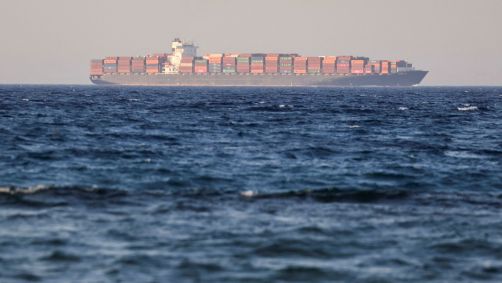 Navio com contêineres atravessa Golfo de Suez em direção ao Mar Vermelho antes de entrar no Canal de Suez, em Al-'Ain al-Sokhna, no Egito