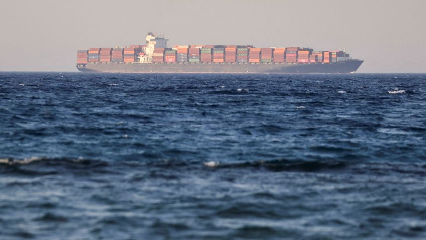 Navio com contêineres atravessa Golfo de Suez em direção ao Mar Vermelho antes de entrar no Canal de Suez, em Al-'Ain al-Sokhna, no Egito / 30/07/2023 REUTERS/Mohamed Abd El Ghany