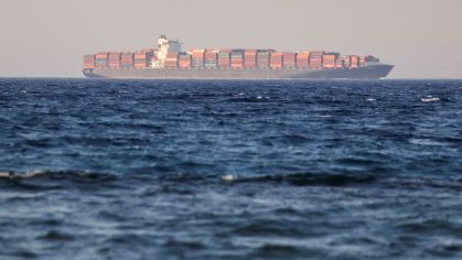 Navio com contêineres atravessa Golfo de Suez em direção ao Mar Vermelho antes de entrar no Canal de Suez, em Al-'Ain al-Sokhna, no Egito