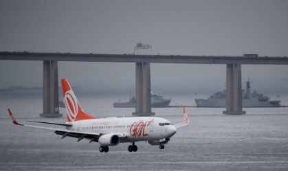 Avião da Gol pousa no aeroporto Santos Dumont, no Rio