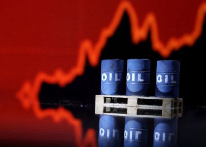 Modelos de barris escrito "oil" (petróleo em inglês) à frente da ilustração de um gráfico vermelho indicando alta dos preços