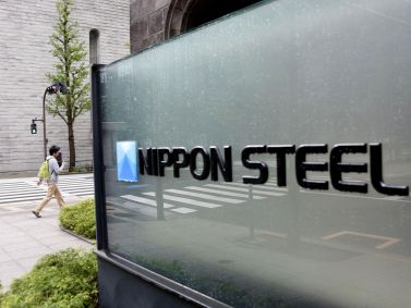 Logo da Nippon Steel na sede da companhia em Tóquio