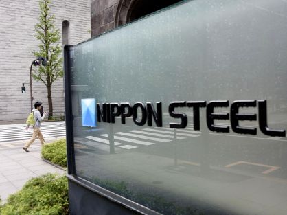 Logo da Nippon Steel na sede da companhia em Tóquio