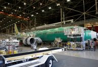 EUA suspendem uso do Boeing 737 MAX 9 após parte de fuselagem romper durante voo