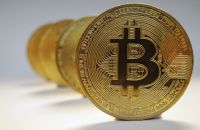 Bitcoin recua, e temor por conflito no Oriente Médio pesa em criptomoedas