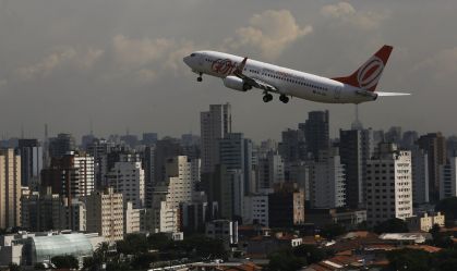 Ações da Azul e da Gol disparam na bolsa após anúncio de fusão