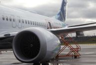 Alaska Airlines encontra parafusos soltos em “muitos” aviões Boeing MAX 9, diz CEO