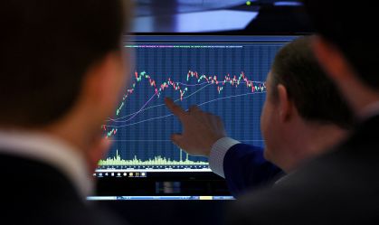 Estrangeiros sacam mais de R$ 4 bi da Bolsa com reajustes de apostas para queda dos juros nos EUA