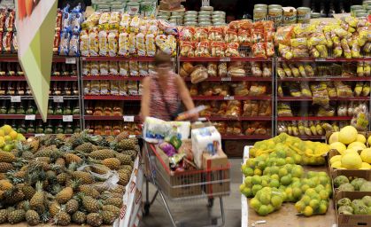 Consumidora faz compras em supermercado em São Paulo
