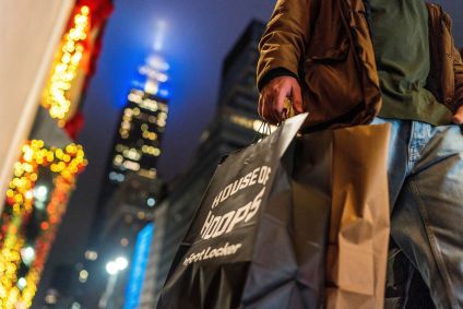 Homem com sacola de compras em Nova York, nos EUA