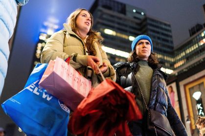 Pessoas carregam sacola de compras em Nova York