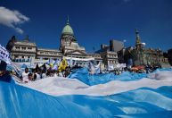 Confiança em Milei ou ações baratas: o que explica a alta de investimentos estrangeiros na Argentina
