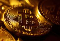Bitcoin fecha em alta, com notícias de tarifas e perspectivas para o Fed